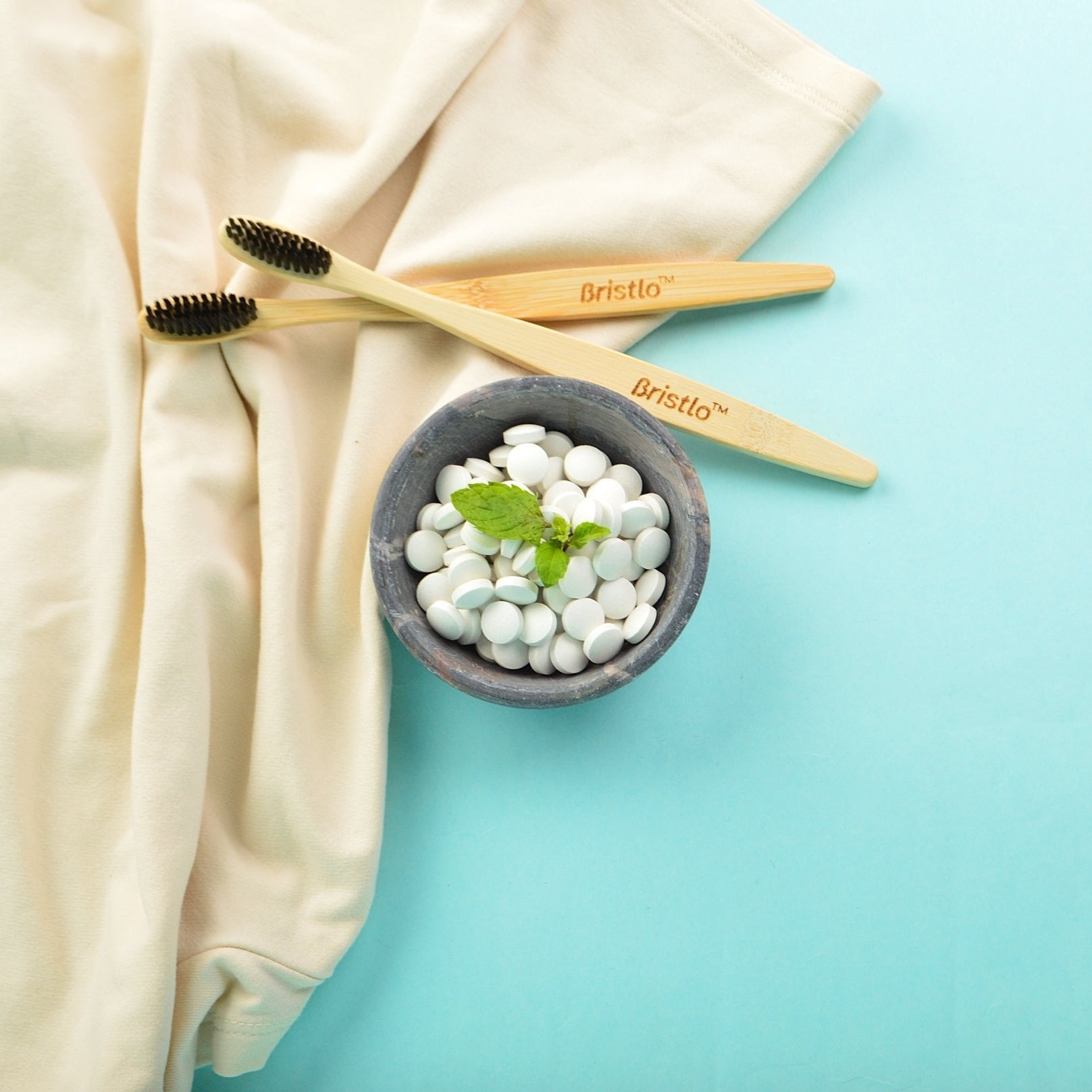 bristlo-toothpaste-tablets-with-bamboo-toothbrush